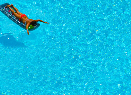 Polyester- oder Betonpool Ein Vergleich der beliebtesten Arten von Schwimmbädern